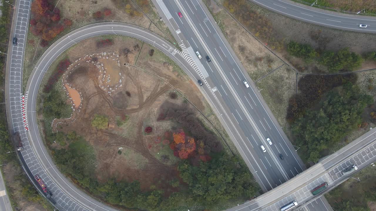 루프 형태의 교통 교차로와 나무 교외  뷰.