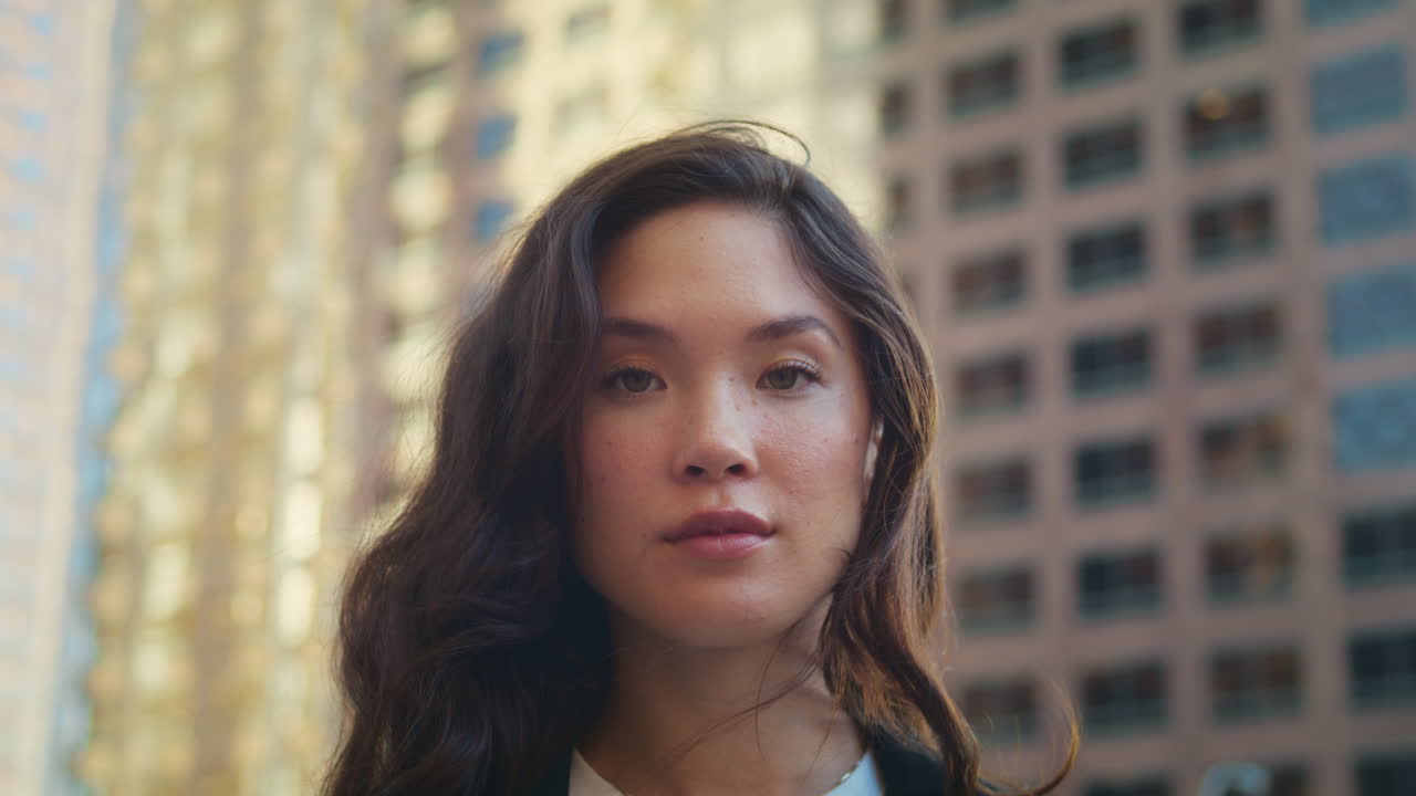 아시아 브루넷이 마스크를 벗고 큰 도시에서 건강하고 안전한 삶을 살고 있습니다.