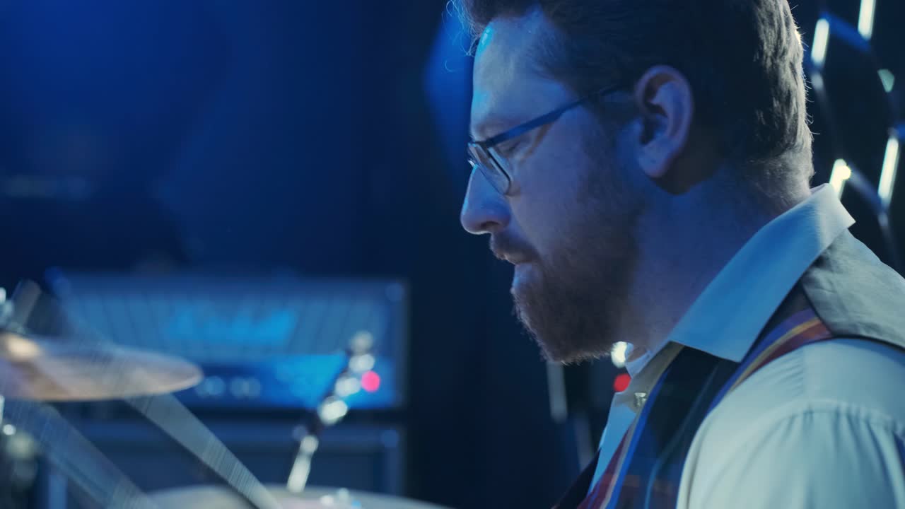 el baterista de rock toca música en un concierto.