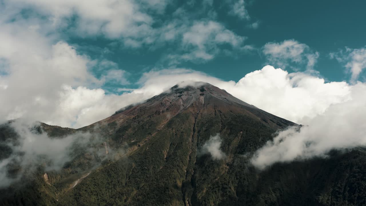 vista panorámica del volcán tungurahua en ecuador - toma aérea de drones
