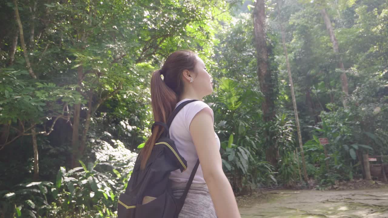 울창 한 숲 에서 산책 하는 여자