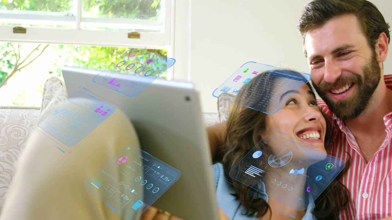 Mujer con tableta, hombre apoyado, la tableta activando paneles holográficos alrededor de la pareja compartiendo tecnología