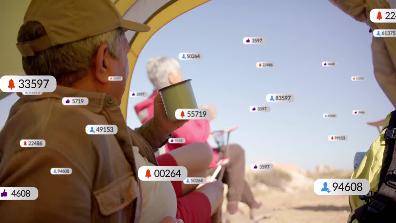 relajarse al aire libre, personas mayores recibiendo notificaciones de las redes sociales animación