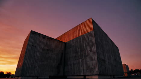 edificio de hormigón moderno al atardecer