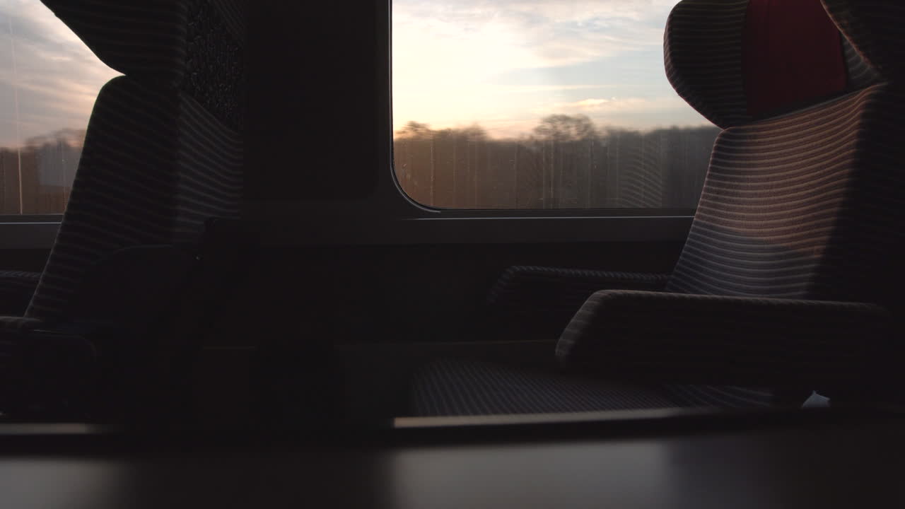 una hermosa foto de un amanecer a bordo de un tren bala camino a parís