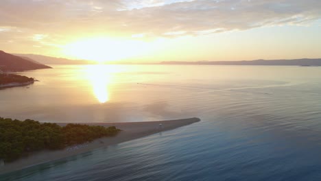 Zlatni-Rat-Strand-Bei-Sonnenuntergang,-Insel-Brac-Kroatien,-Luftaufnahme