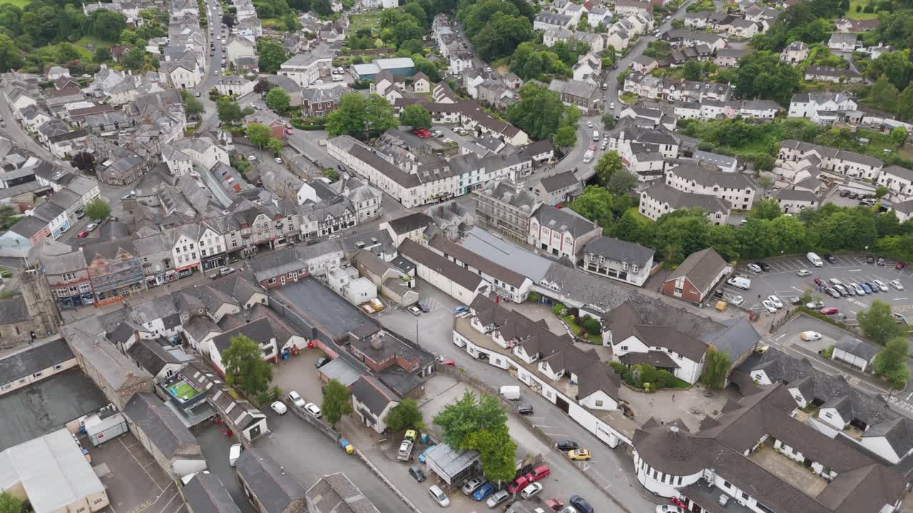 vista aérea de la zona central de la ciudad de okehampton en devon, reino unido, mostrando edificios residenciales y comerciales