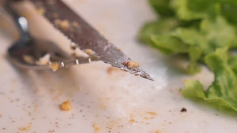 plato vacío con cubiertos y sobras de ensalada