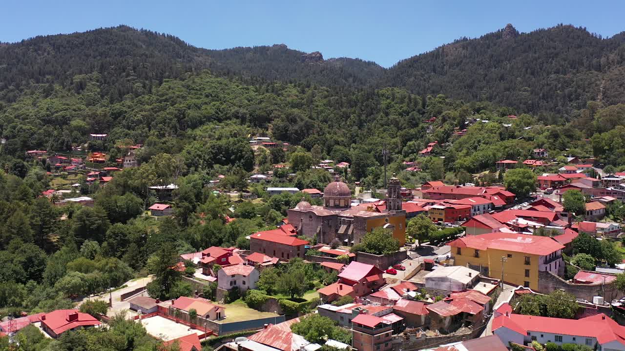 Mineral del Chico, aerial views of the charming Pueblo M&aacute;gico of Hidalgo and the Pur&iacute;sima Concepci&oacute;n Parish