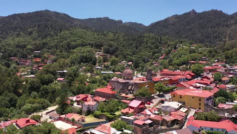 Mineral-Del-Chico,-Aerial-Views-Of-The-Charming-Pueblo-Mágico-Of-Hidalgo-And-The-Purísima-Concepción-Parish