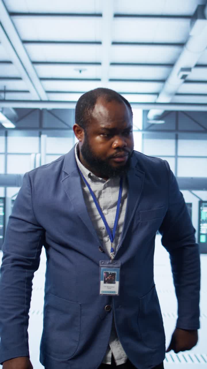 Professionista IT afroamericano in piedi in un data center moderno