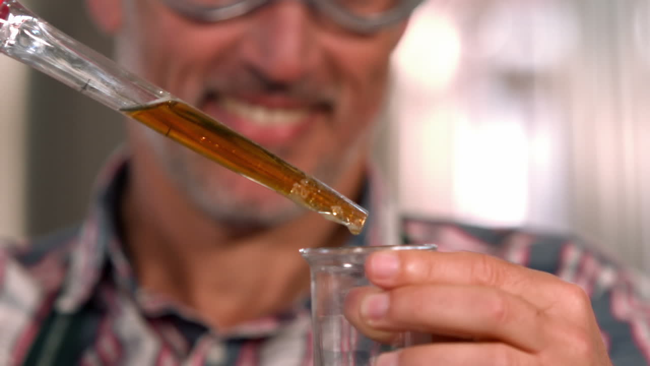 trabajador de la cervecería comprobando el producto