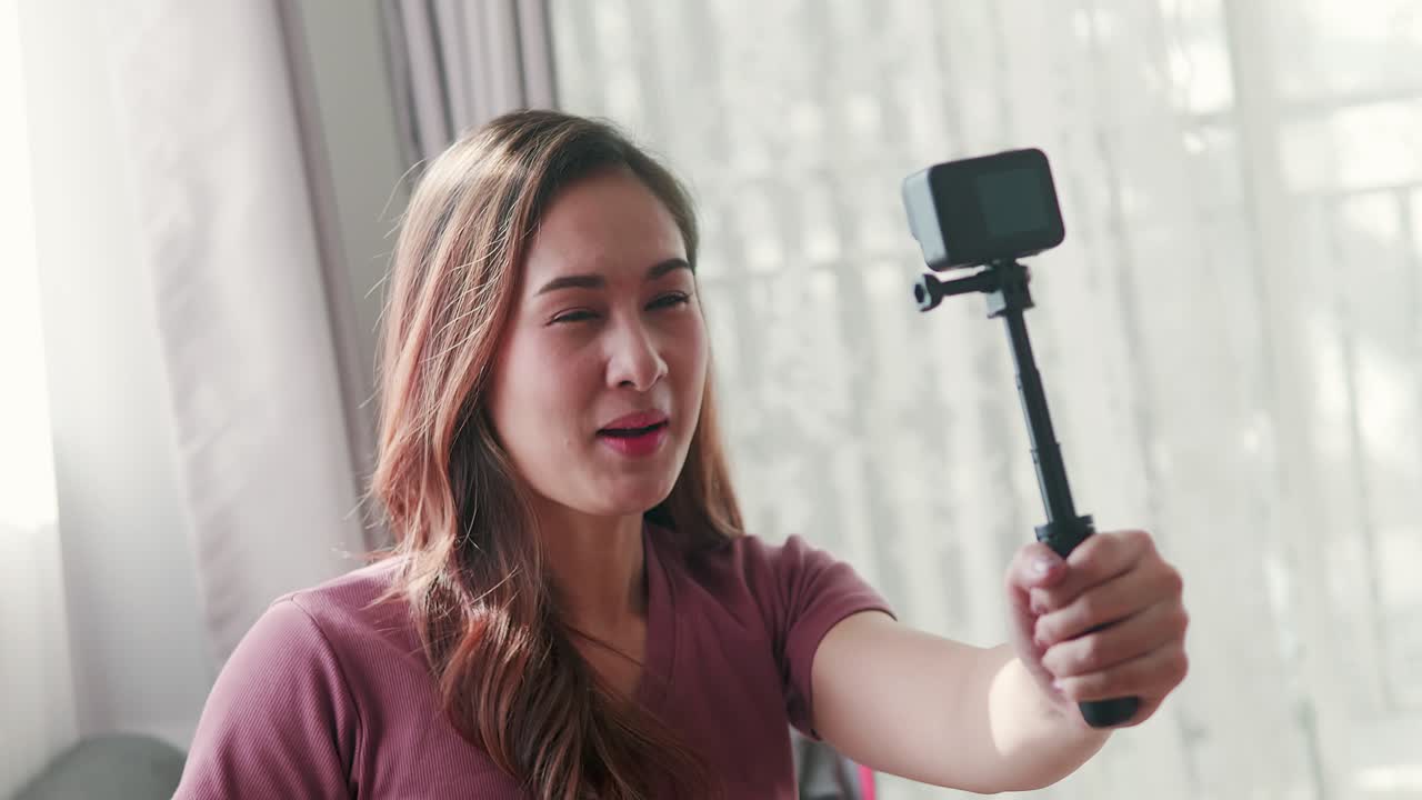 blogger de turismo grabando video selfie hablando con la audiencia para un viaje de viaje