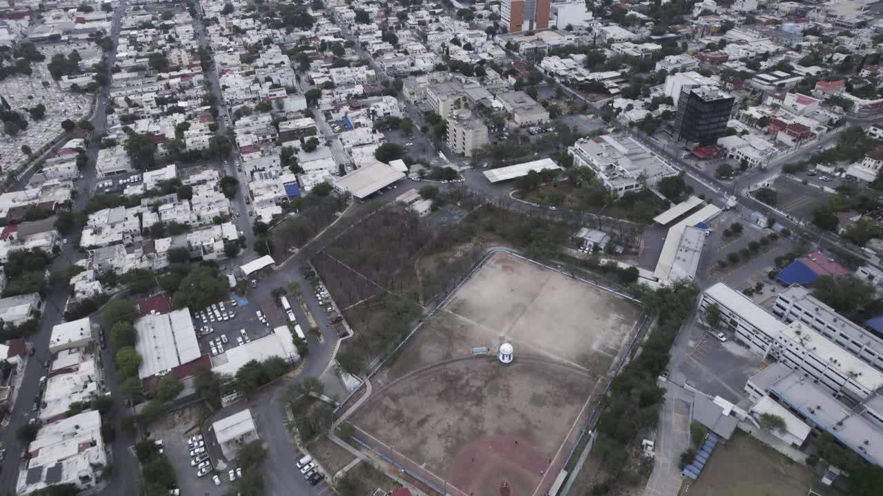 disparo de drones en un día nublado por la mañana en hasta bandera sobre el cerro obispado en la ciudad de monterrey, méxico-11