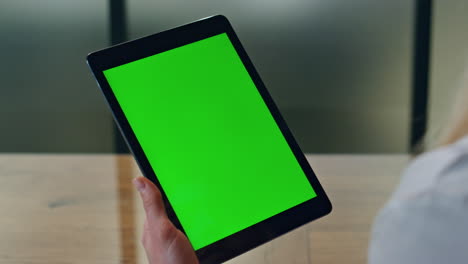 Nahaufnahme-Eines-Tablet-Modells-Im-Innenbereich-Mit-Fingertippen-Einer-Dame.-Frau-Hält-Chromakey-Pad