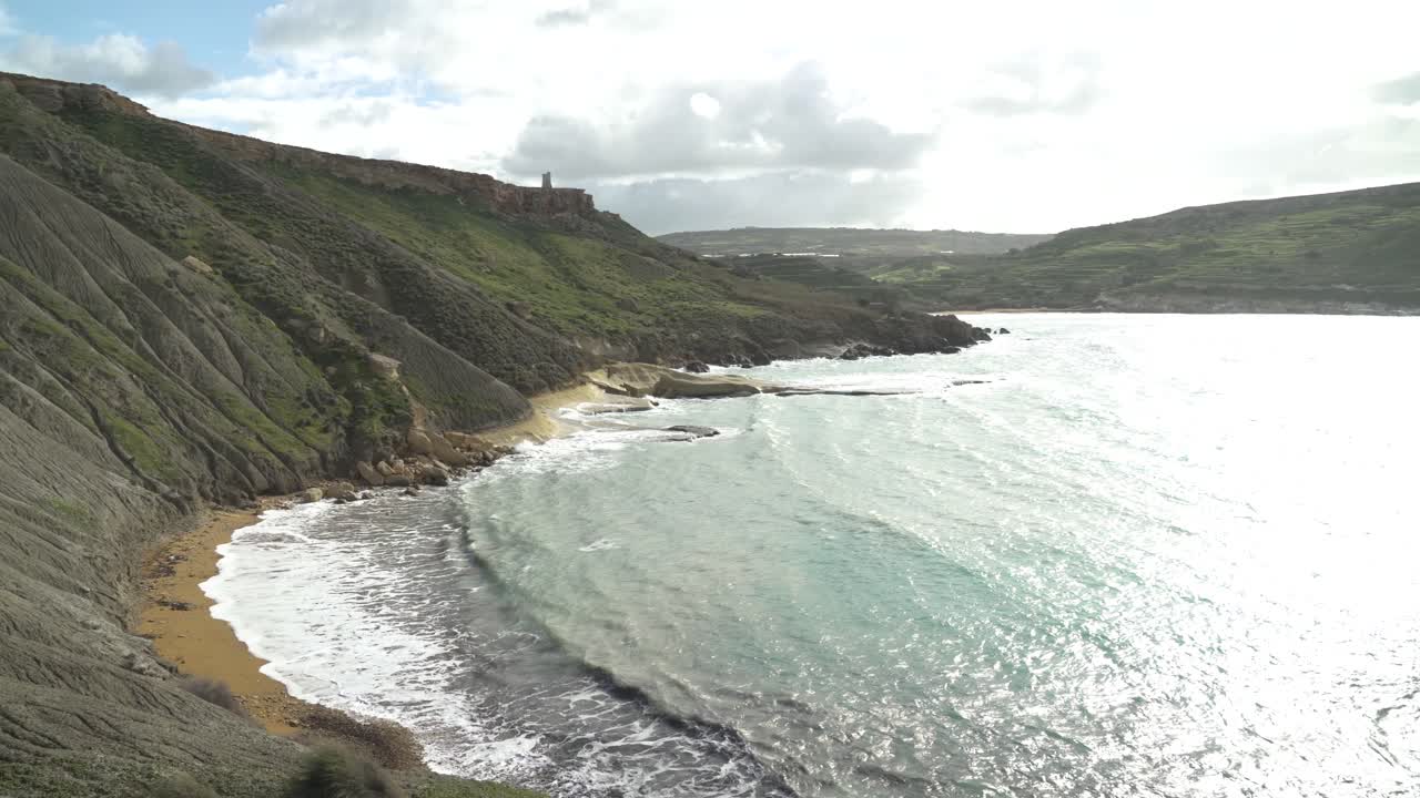 foto panorámica de la playa de la bahía de qarraba con fuerte viento que sopla sobre el mar mediterráneo