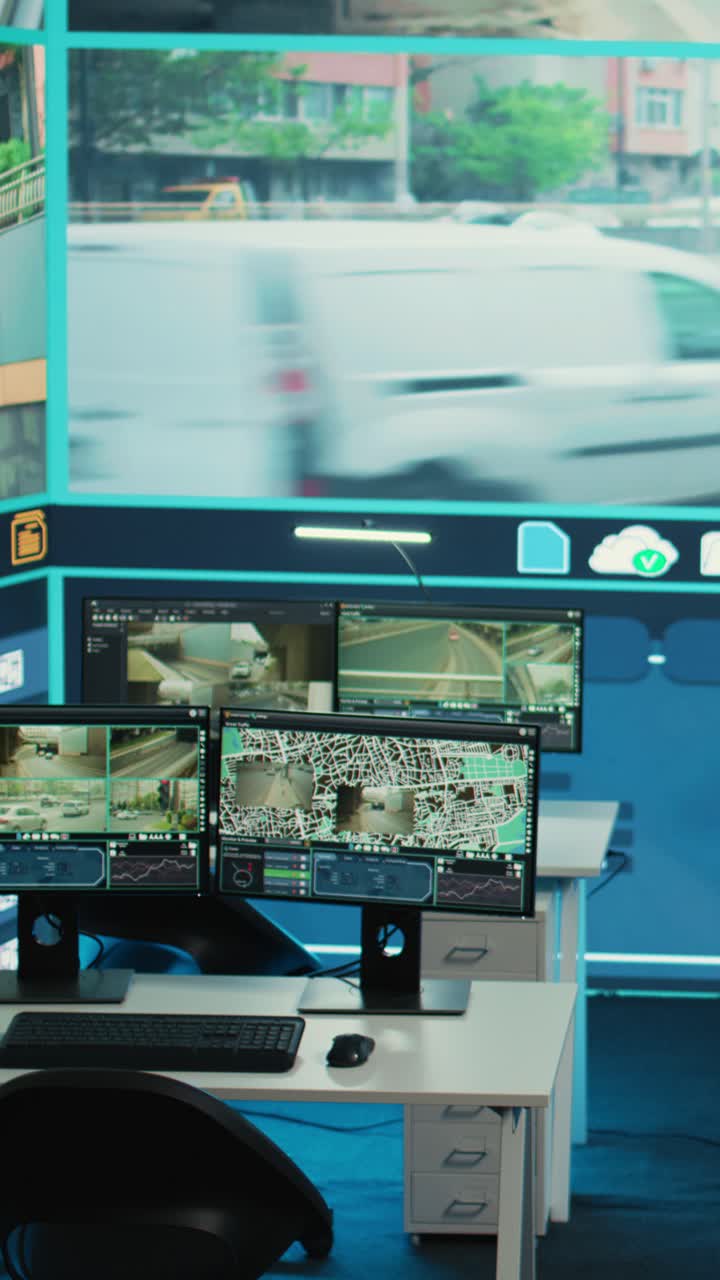 Sala di controllo vuota con diversi monitor che mostrano clip video di sorveglianza della città