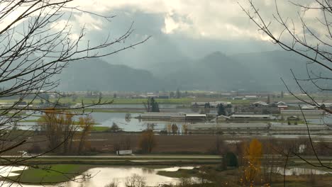 Rayos-De-Sol-A-Través-De-Las-Nubes-Pasando-Por-El-Paisaje-Inundado-De-Abbotsford-En-Columbia-Británica