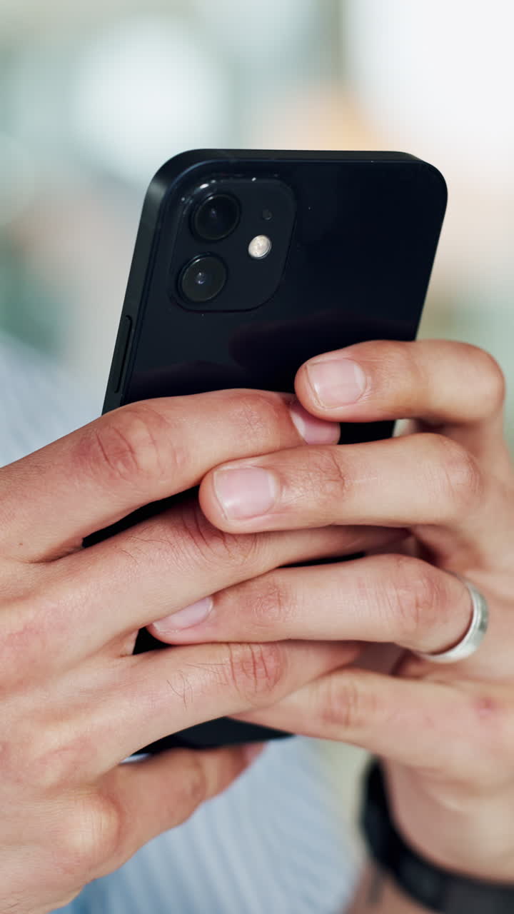 Primo piano di mani che tengono uno smartphone nero