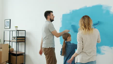 familia pintando una pared juntos