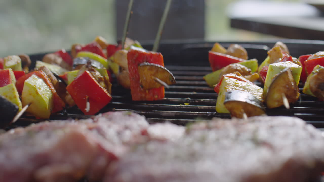 Spiedini di verdure grigliate con bistecche di manzo al barbecue
