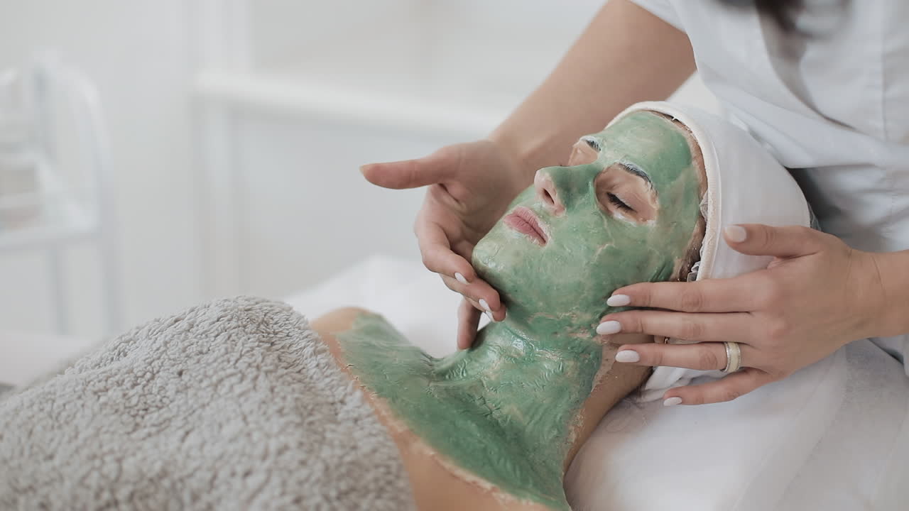 mujer recibiendo tratamiento facial en un spa