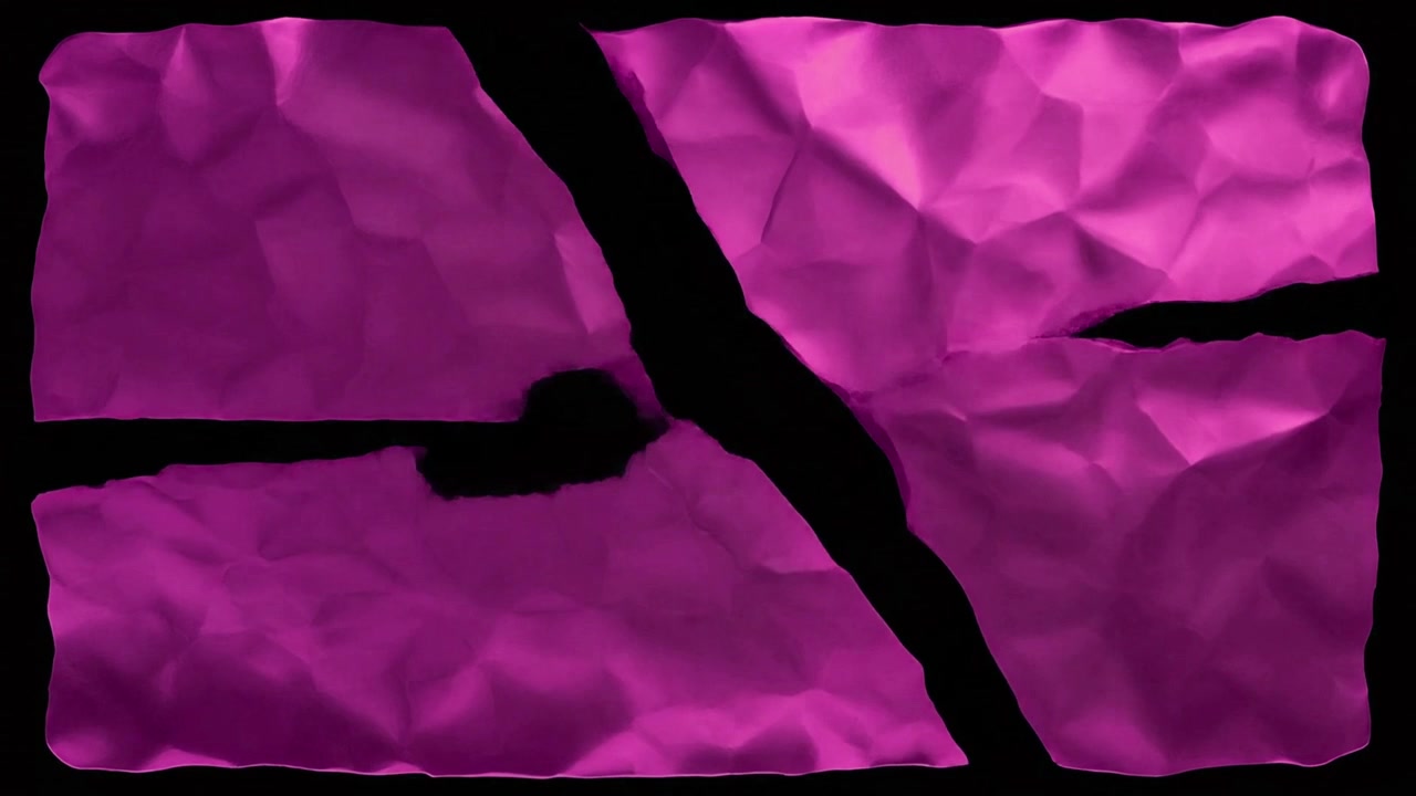 Foglio di carta stropicciato rosa che si lacera a pezzi su sfondo nero