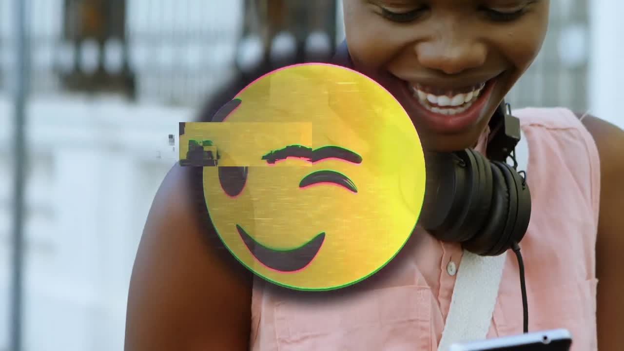 animación de un emoji feliz sobre una mujer usando un teléfono inteligente