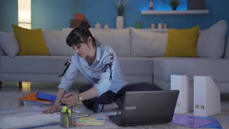 la mujer trabajadora de oficina en casa está enojada y furiosa