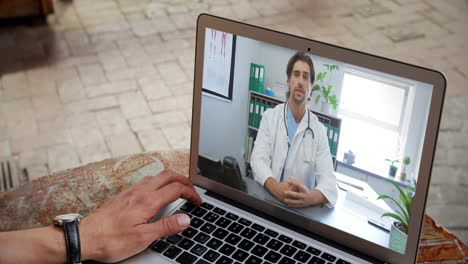 tener una videoconferencia con un hombre médico