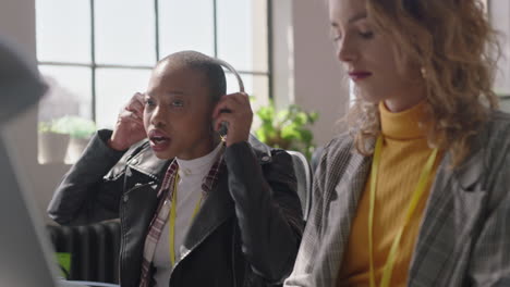 Hermosa-Mujer-De-Negocios-Pelirroja-Escribiendo-Usando-Una-Computadora-útil-Líder-Del-Equipo-Afroamericano-Compartiendo-Ideas-Apuntando-A-Colegas-De-Pantalla-Que-Trabajan-Discutiendo-La-Solución-Del-Proyecto-En-Oficinas-Diversas