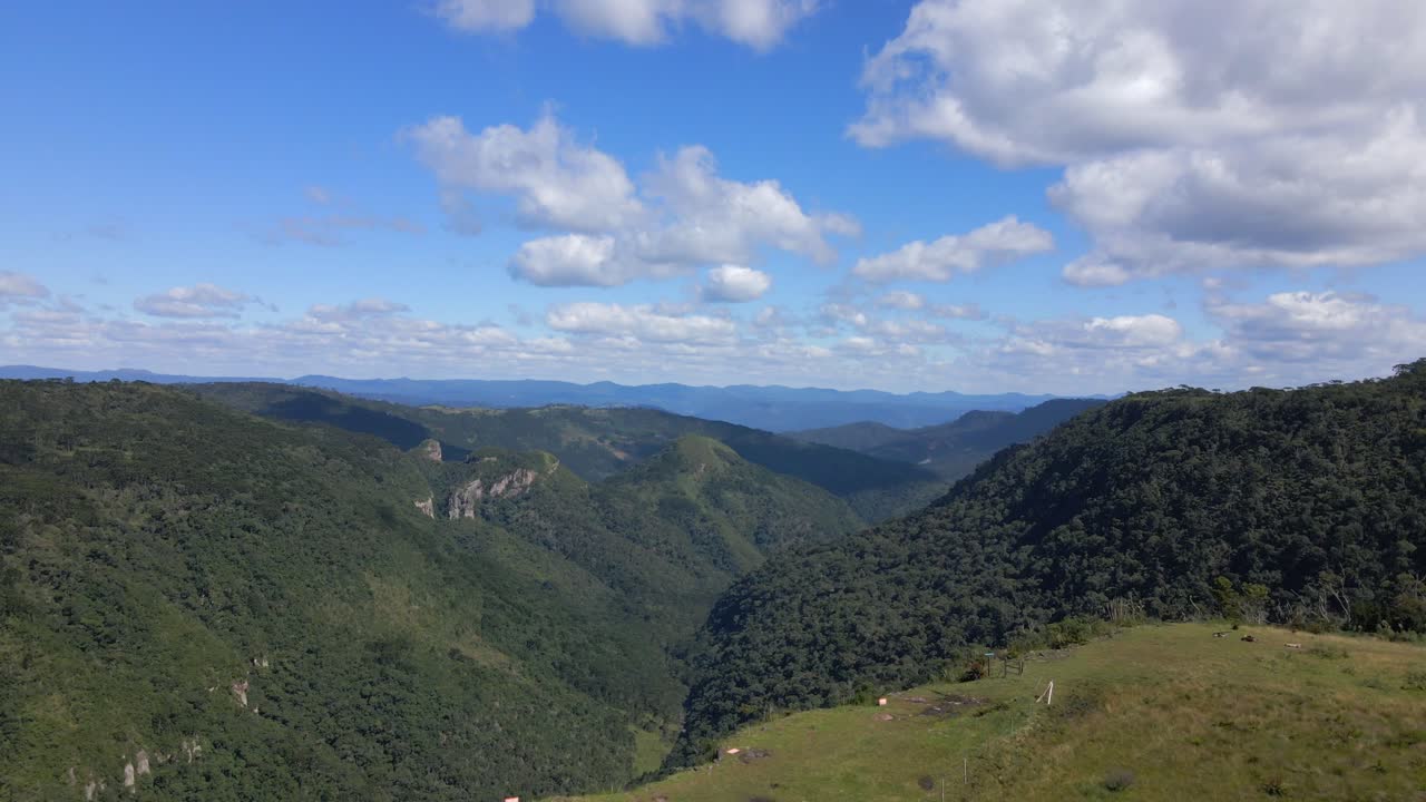 언덕 꼭대기에 주차된 픽업 트럭과 함께 숲으로 인 산을 내려다보고 있습니다.