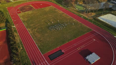 4K-Drohnenaufnahmen-Aus-Der-Luft-Des-Outdoor-Sportkomplexes-Und-Der-Gruppe-Von-Menschen,-Die-Sich-Körperlich-Betätigen