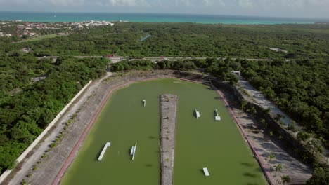 fotografía aérea de un lago tomada por un avión no tripulado