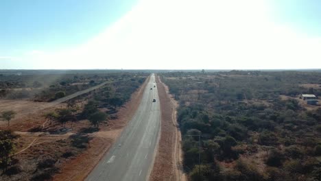 una foto de un dron push-up de una carretera rural bajo condiciones soleadas