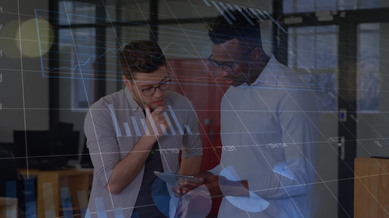 animación de procesamiento de datos estadísticos contra dos hombres diversos discutiendo sobre una tableta en la oficina