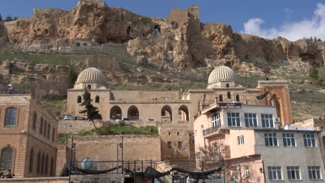 Die-Kamera-Zoomt-In-Die-Zinciriye-Medresse,-Die-Hinter-Den-Gebäuden-Von-Mardin-Sichtbar-Ist,-Und-Enthüllt-Die-Ganze-Schönheit-Der-Medresse