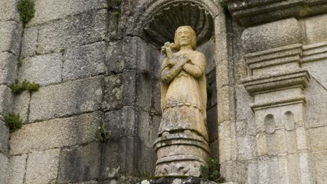 Detail-Der-Steinschnitzerei,-Kirche-Santa-María-De-Beade,-Spanien