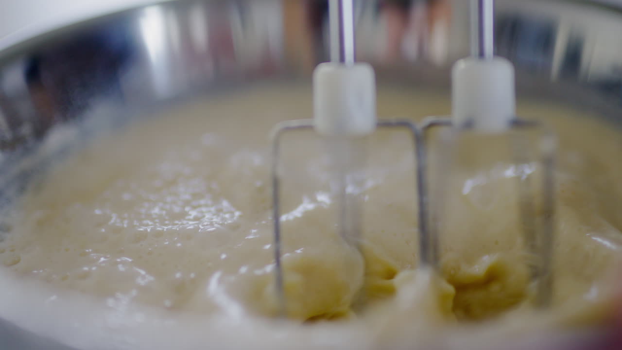 primer plano de la mezcladora mezclando la masa de panqueques en el cuenco