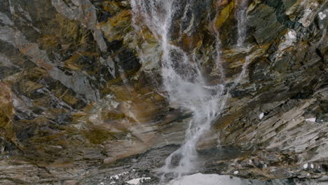 pequeña cascada en el acantilado de la montaña del cáucaso en la región de svaneti, georgia - toma aérea