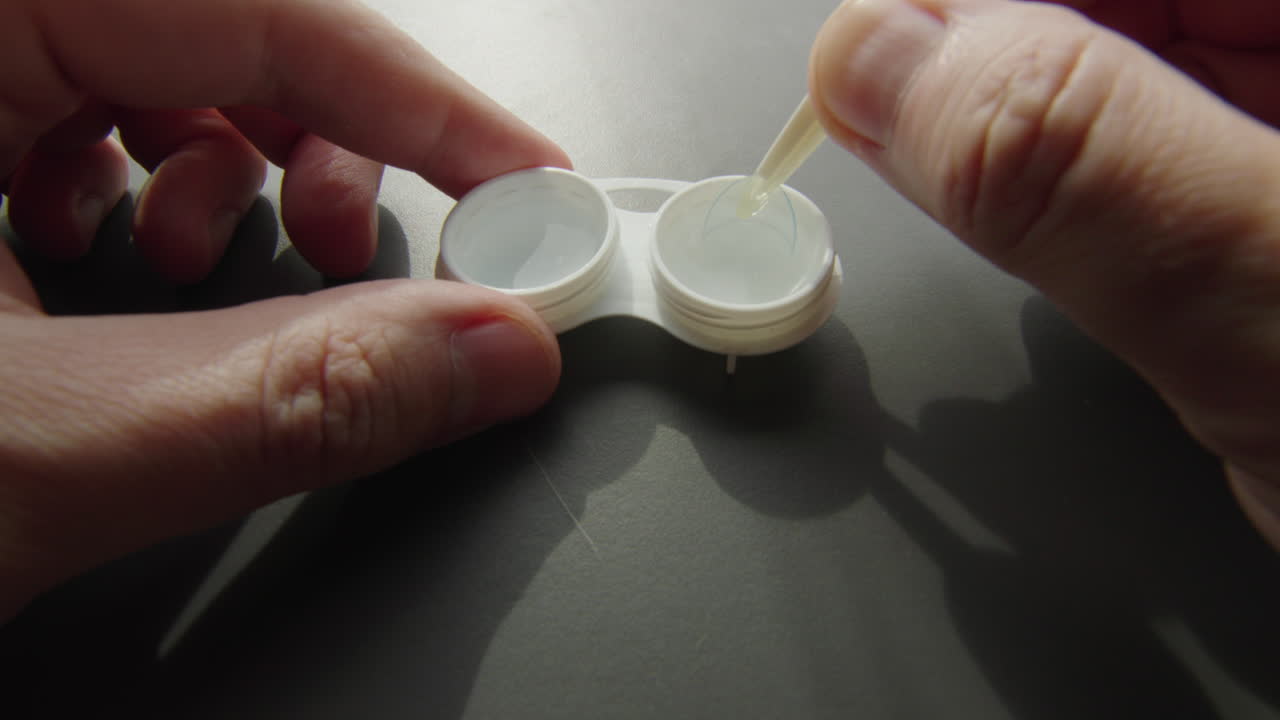 puesta de lentes de contacto