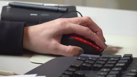 cerca del ratón de la computadora de mujer