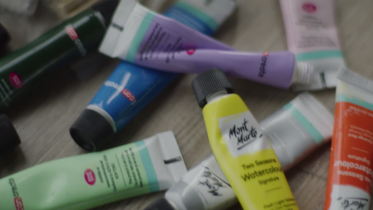 tubos de pintura de diferentes colores en el escritorio de los artistas