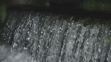 vertedero en el río en daisen, tottori japón por la noche, cacerola a cámara lenta