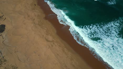 Playa-De-Arena-Junto-Al-Mar-Bahía-Costa-Del-Mar-En-Nueva-Gales-Del-Sur,-Queensland-Y-Victoria,-Australia