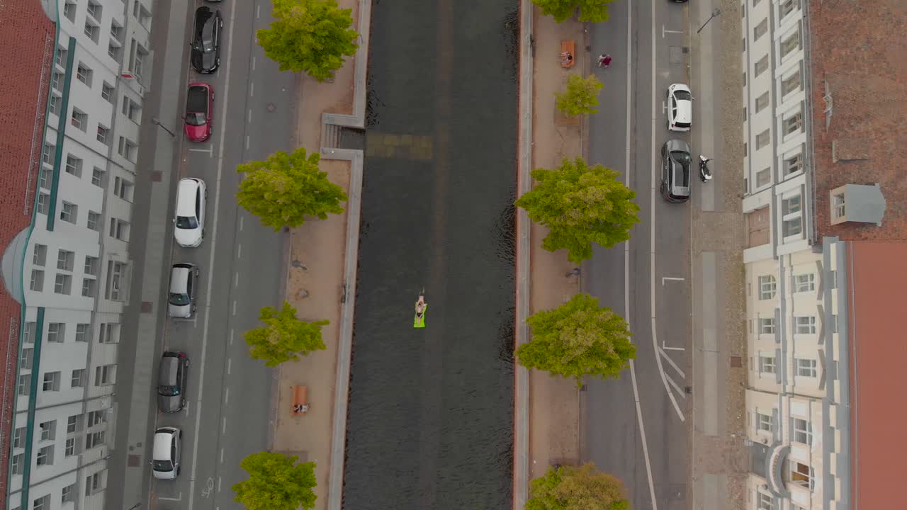 에어 매트리스에 남자의 탑 샷