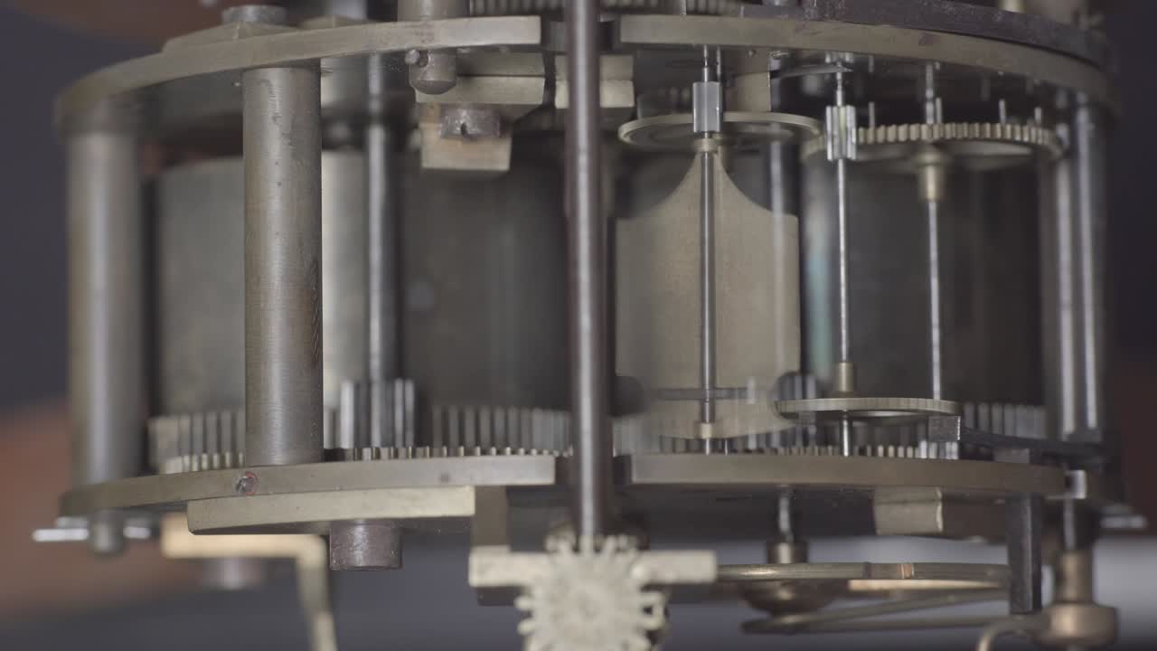 un reloj vintage antiguo con el movimiento del mecanismo de tick-tock