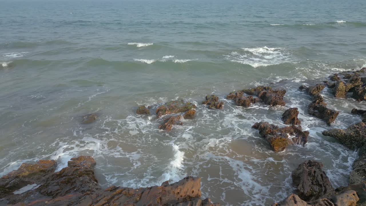 Veduta aerea di RK Beach, Bheemunipatnam Beach, Arco di roccia naturale, Tenneti Park, Nave MV MAA, Visakhapatnam, India