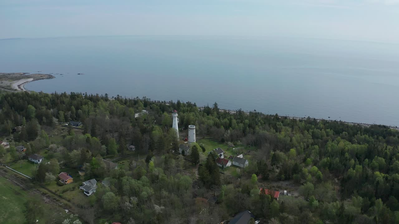 Luftfoto av Jomfruland fyr. Det er et kystfyr som ligger på øya Jomfruland i Kragerø, Norge.