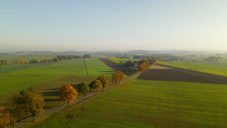 Volando-De-Lado-Sobre-Los-Vastos-Campos-Del-Parque-Paisajístico-De-Las-Colinas-De-Dylewo,-Polonia